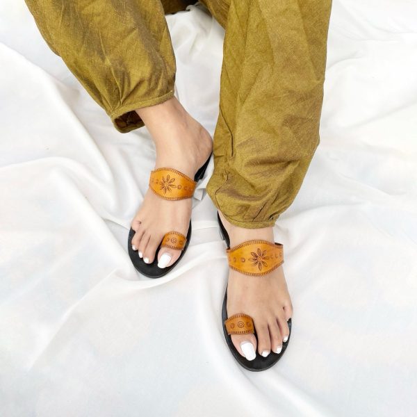 Leather Toe Ring Chappals