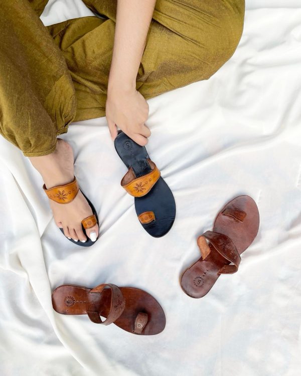 Leather Toe Ring Chappals